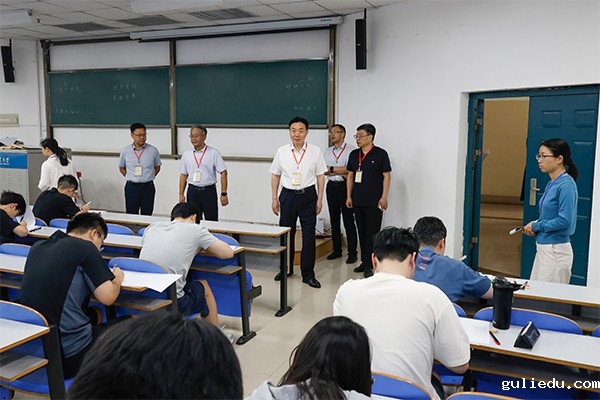 校领导深入考场巡视期末考试工作