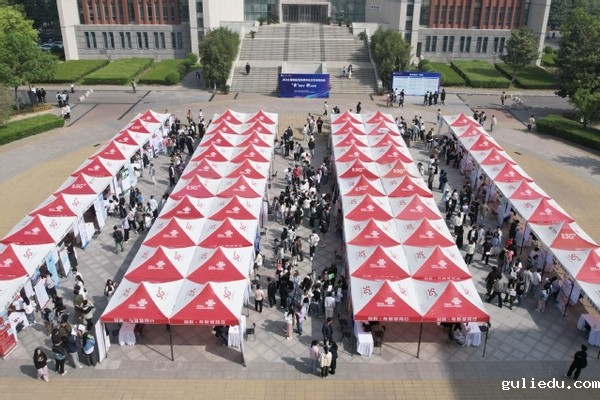 学校举办2025届毕业生食品、生物类专场双选会