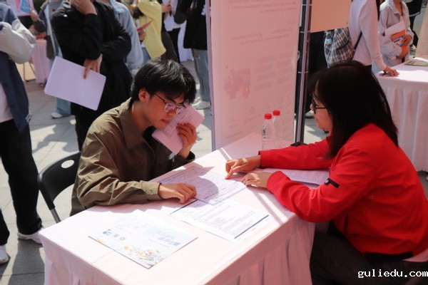 学校举办2025届毕业生食品、生物类专场双选会