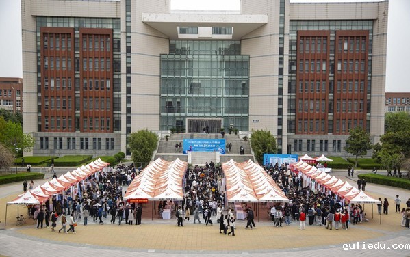 学校举办2025届软件类人才双选会暨哈密组团招聘活动