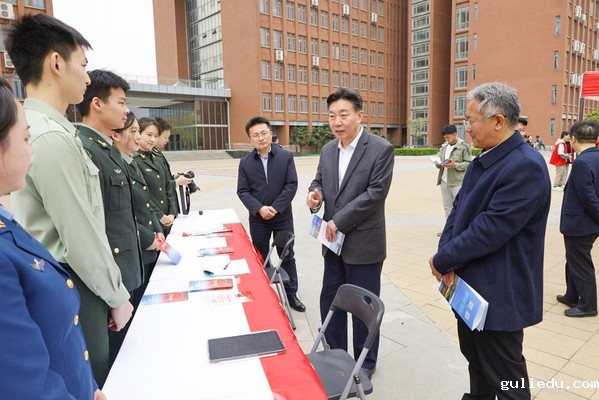 学校举办2025届软件类人才双选会暨哈密组团招聘活动