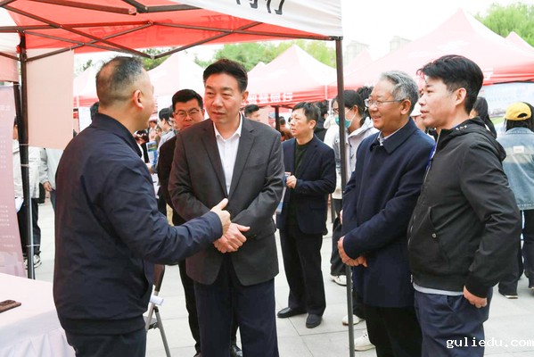 学校举办2025届软件类人才双选会暨哈密组团招聘活动